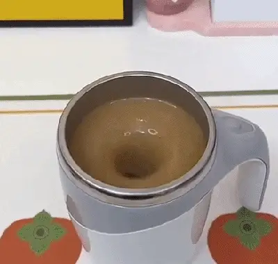 Caneca que agita de forma automática a sua bebida.