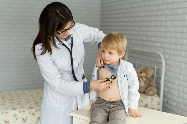 O médico pediatra médico geral profissional no vestido uniforme branco escuta pulmão e coração som do paciente criança com estetoscópio. | Foto Premium | Pediatra, Médico pediatra, Medica pediatra