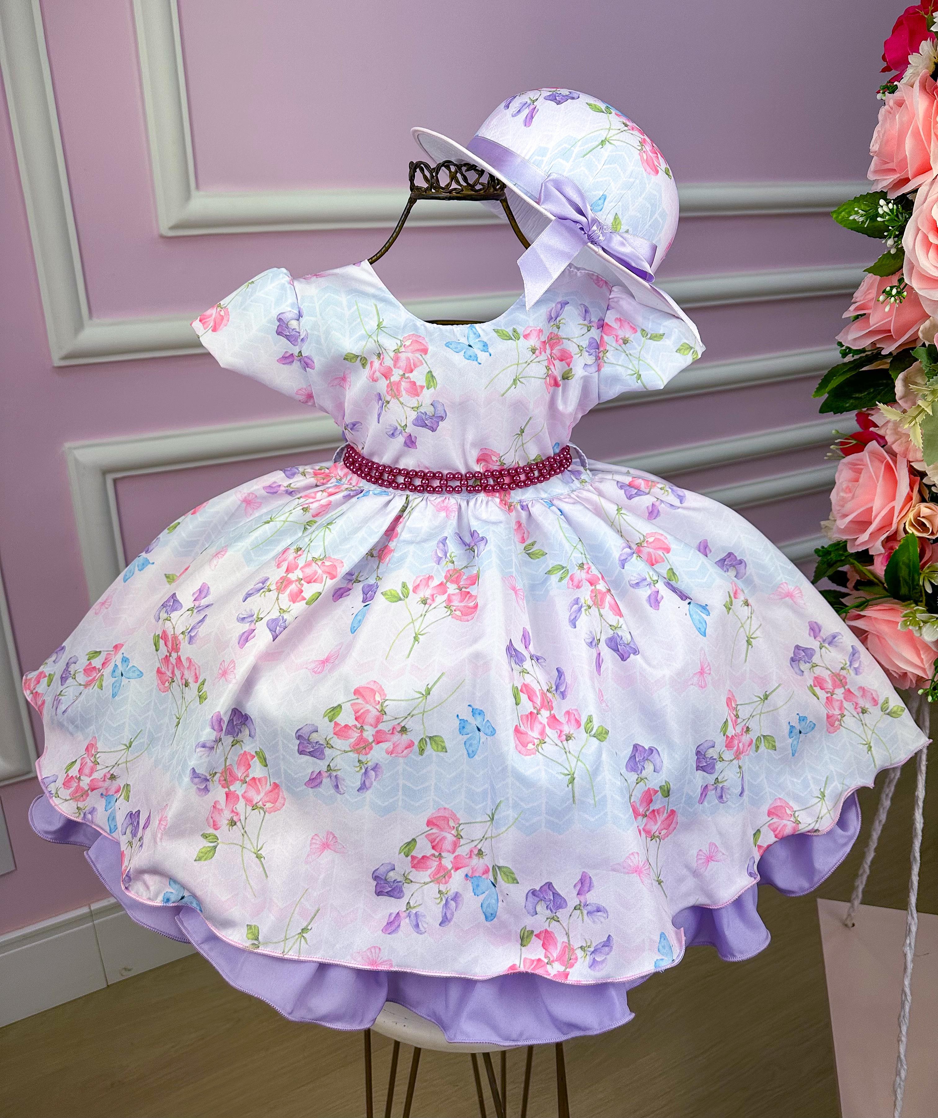 Vestido Miss Cherry Chapeu Lilas Flores e Borboletas (VESTMSSCHRCHPLILAS)