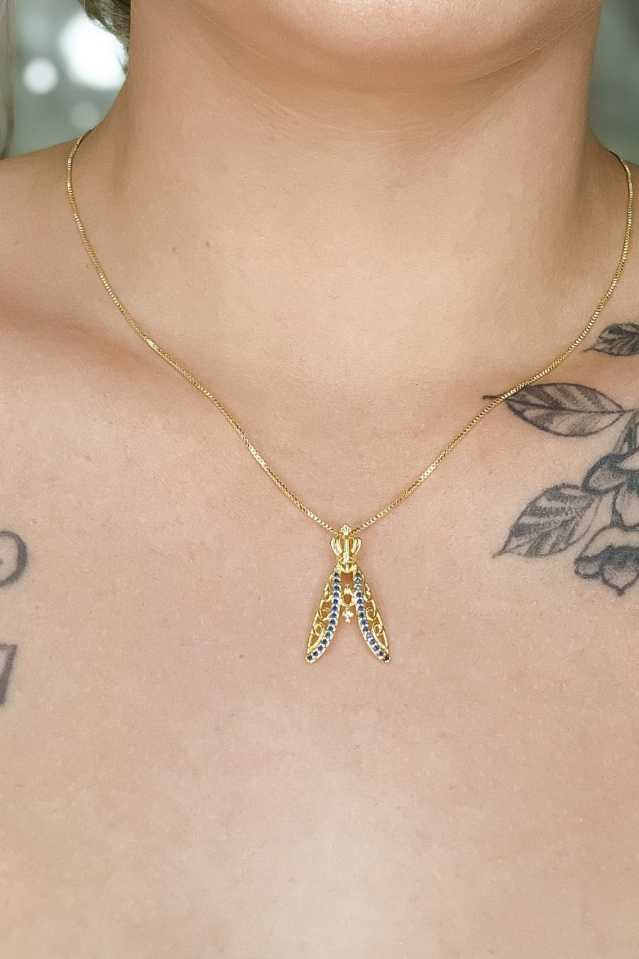 Colar Nossa Senhora Com Zircônias Azuis Banhado em Ouro 18k (CL0135)