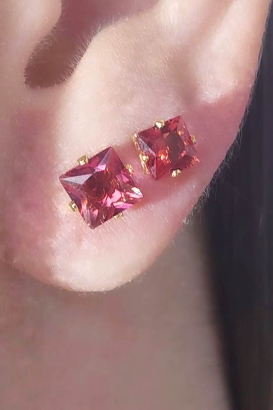 Duo Quadrado de Zircônias Vermelhas Banhado em Ouro 18k (DU0015)