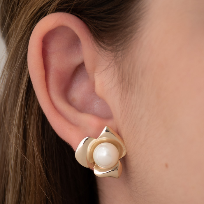 BRINCO FLOR TRÊS PÉTALAS MIOLO PÉROLA SHELL (019958)