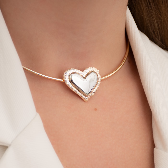 CHOKER ARO LISO C/ CORAÇÃO DOIS BANHOS FRISADO (020340)