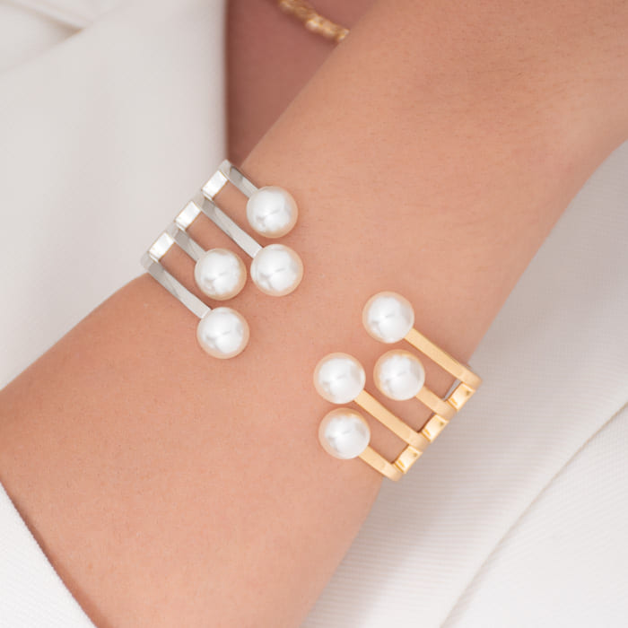 BRACELETE FEMININO ABERTO QUATRO FIOS C/ PÉROLAS DOIS BANHOS (020501)
