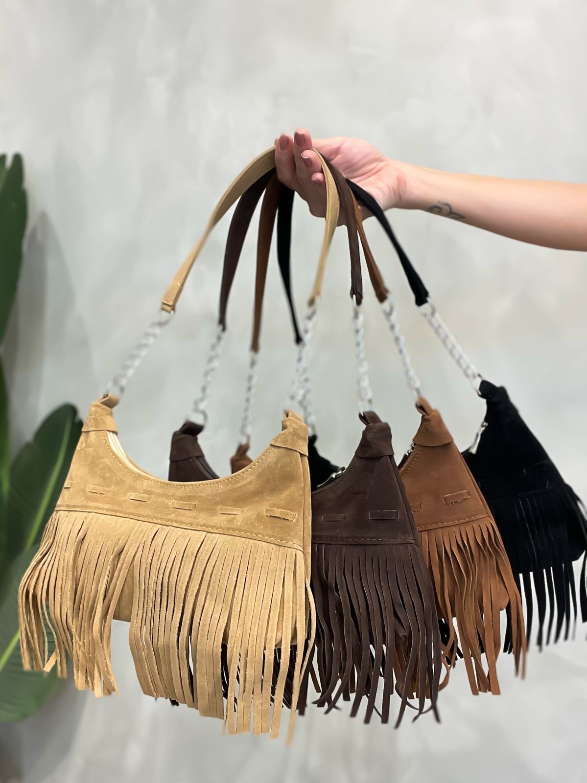 Bolsa Feminina Meia Lua em Camurça com Franjas Ref. 1457 (12345670018924216780)
