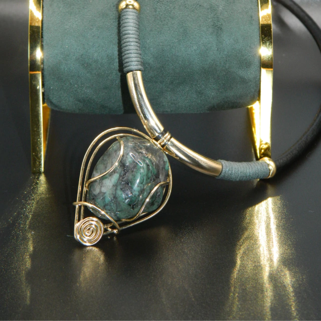 Colar Com Pedra Natural De Esmeralda | Katia Almeida (CP-15)