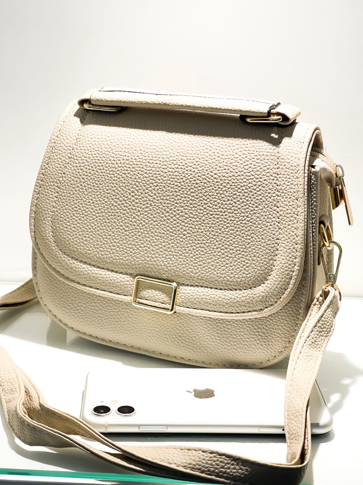 Bolsa Média Redonda em Couro Sintético com Alça Ref. 1626 (12345670018924237563)