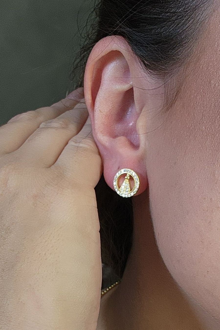 Brinco Mini Zircônias de Nossa Senhora Banhado em Ouro 18k (BR0206)