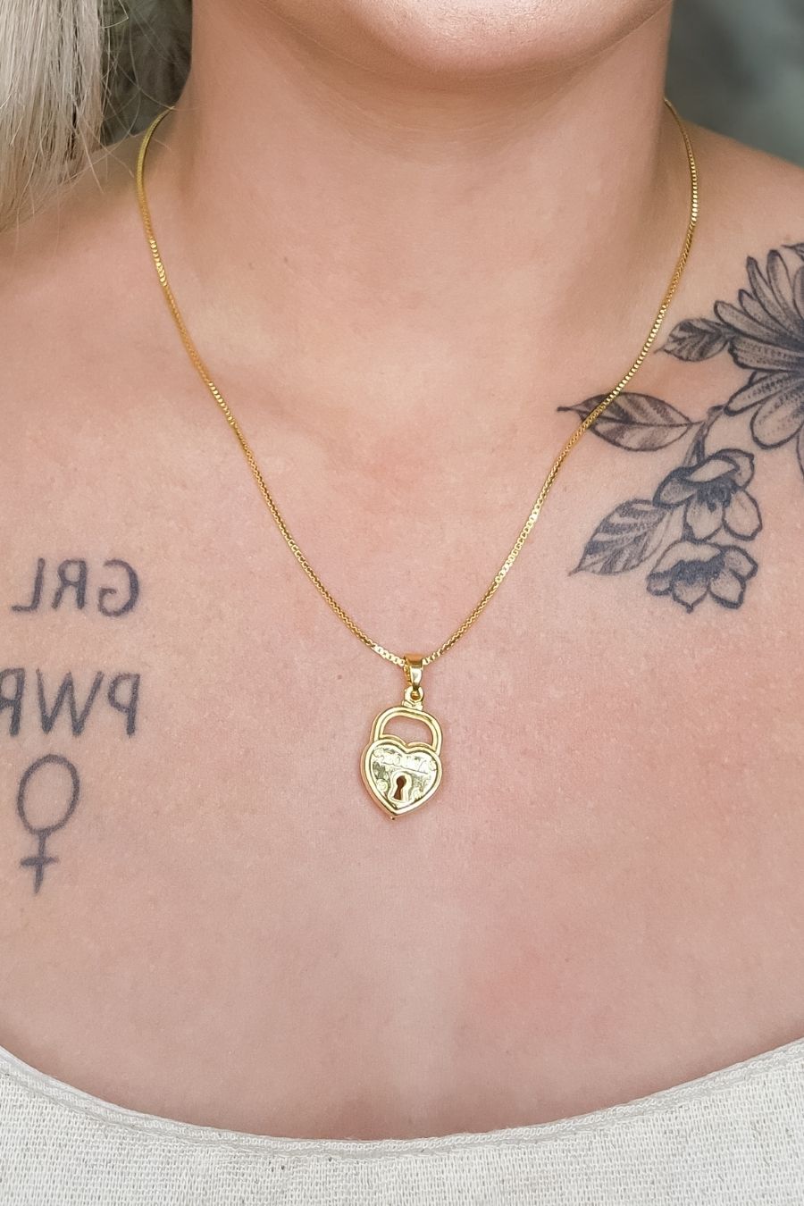 Colar com Pingente de Cadeado Escrito Amor Banhado em Ouro 18k (CL0055)