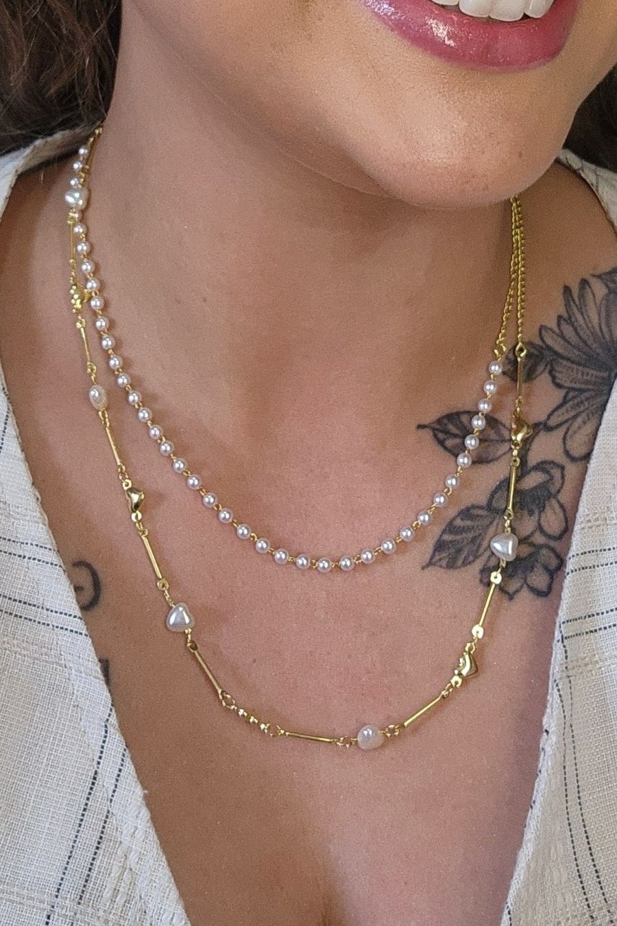 Colar Duplo com Corrente de Pérola e Mini Corações Dourados Banhado em Ouro 18k (3608.18500 18620)