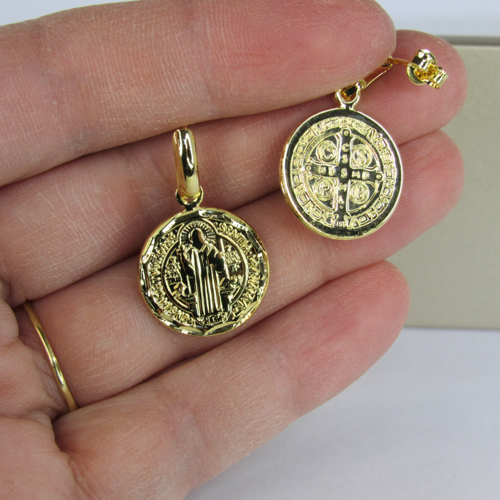 Brinco Pequeno Medalha São Bento Banhado em Ouro 18k (3691.18500 18697)