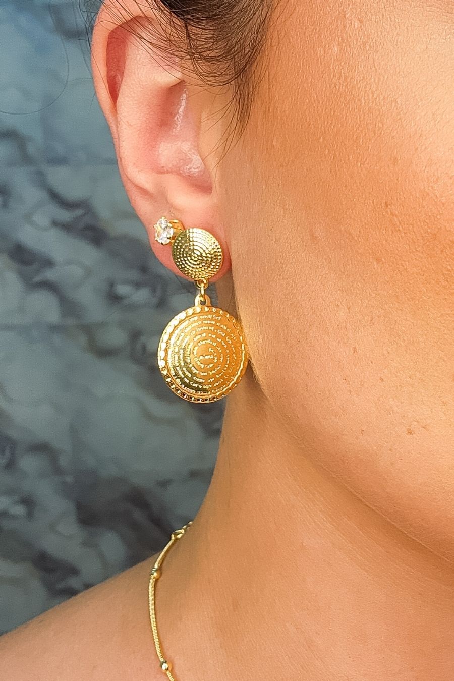 Brinco Médio Medalha Pai Nosso Banhado em Ouro 18k (3684.18500 18691)