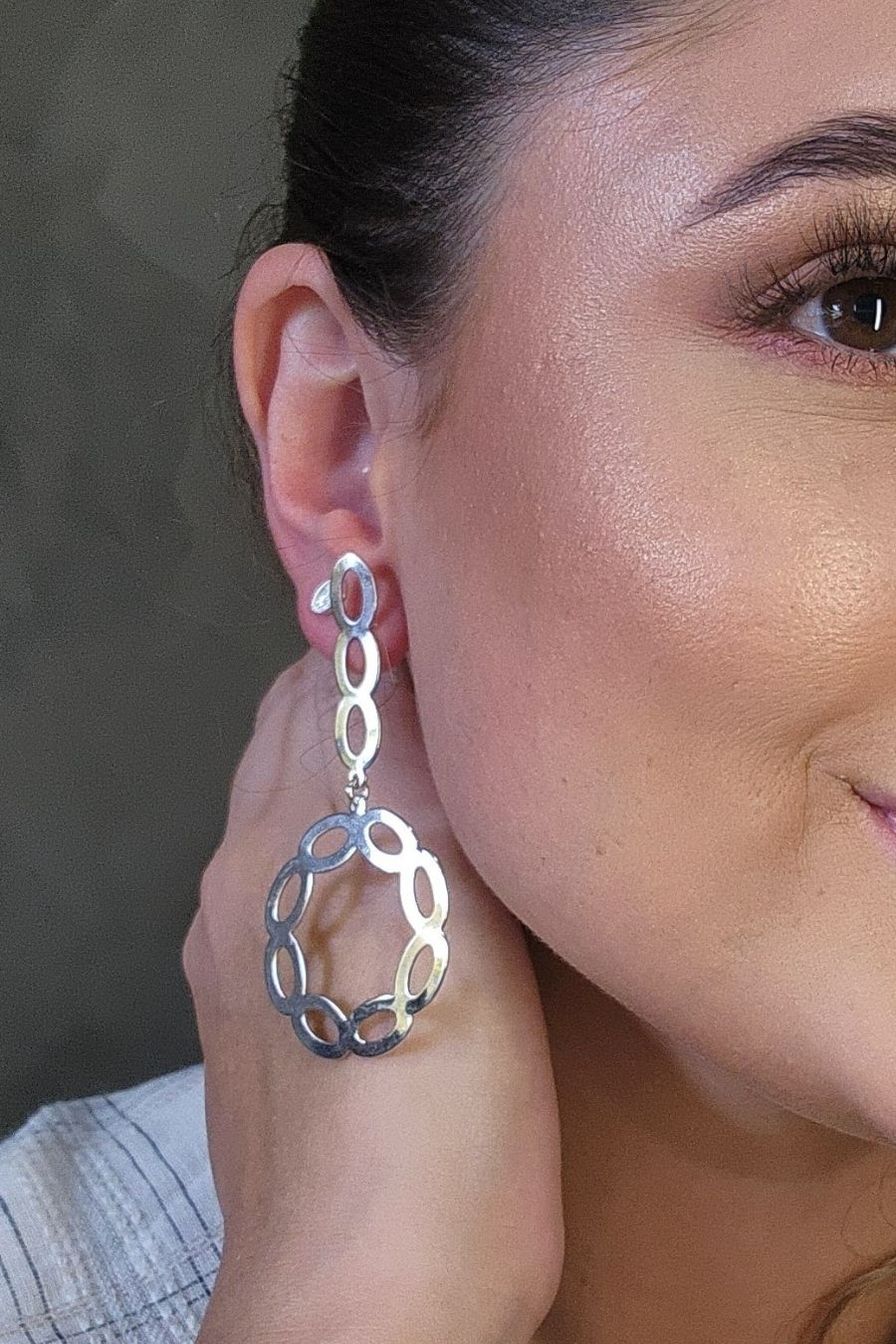 Brinco com fio e Círculo com Arcos Banhado em Ródio Branco (BR0134)