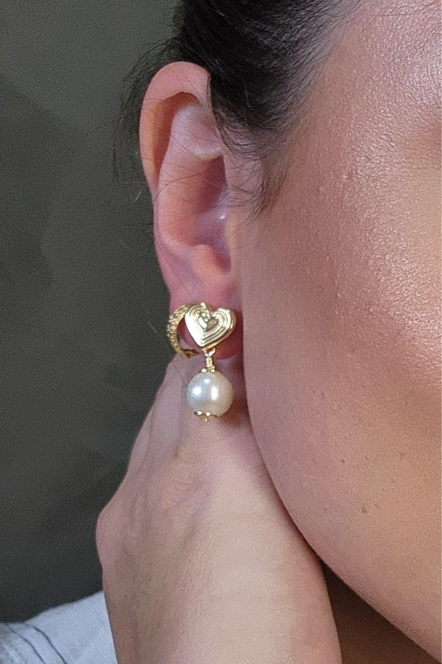 Brinco Médio com Coração Trabalhado e Pérola Banhado em Ouro 18k (BR0089)