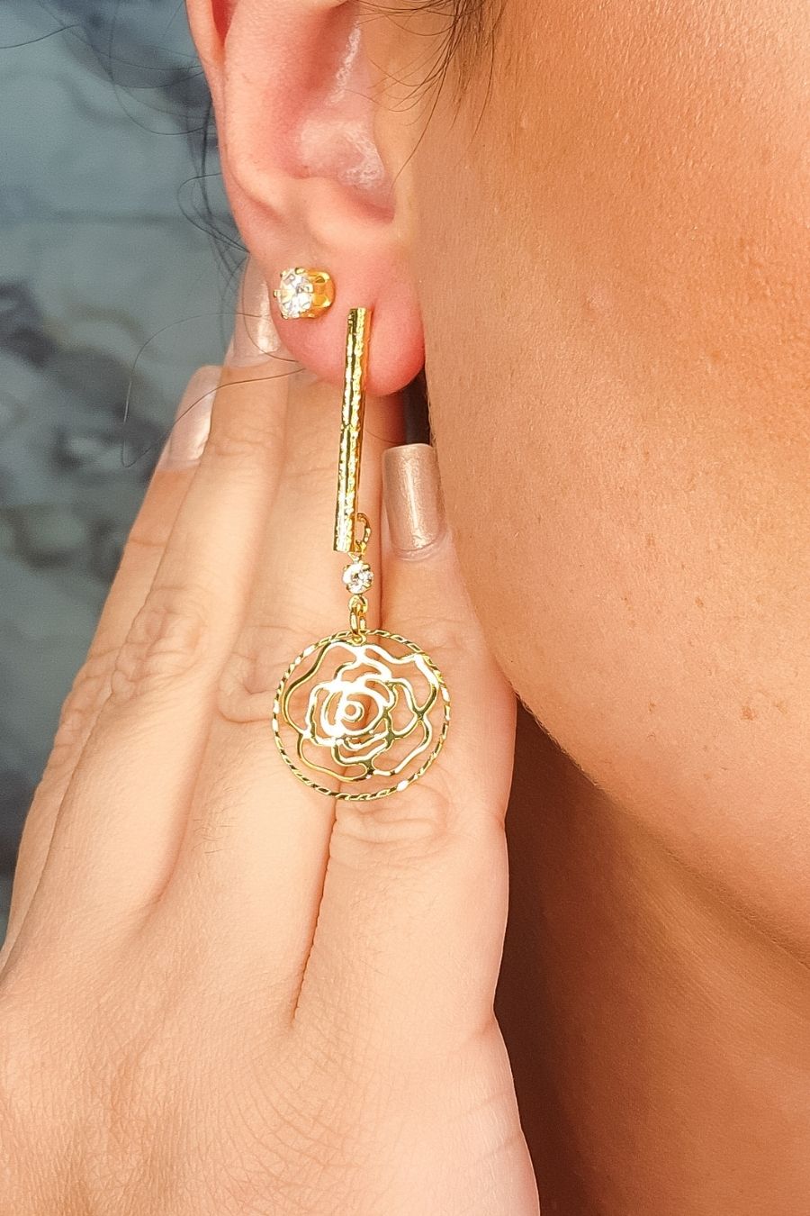 Brinco Médio De Fio Trabalhado e Flor Vazada Banhado em Ouro 18k (3428.18500 18508)