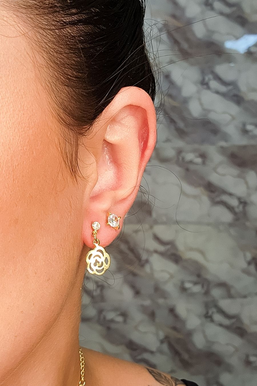 Brinco Pequeno de Flor Vazada com Zircônia Banhado em Ouro 18k (BR0020)