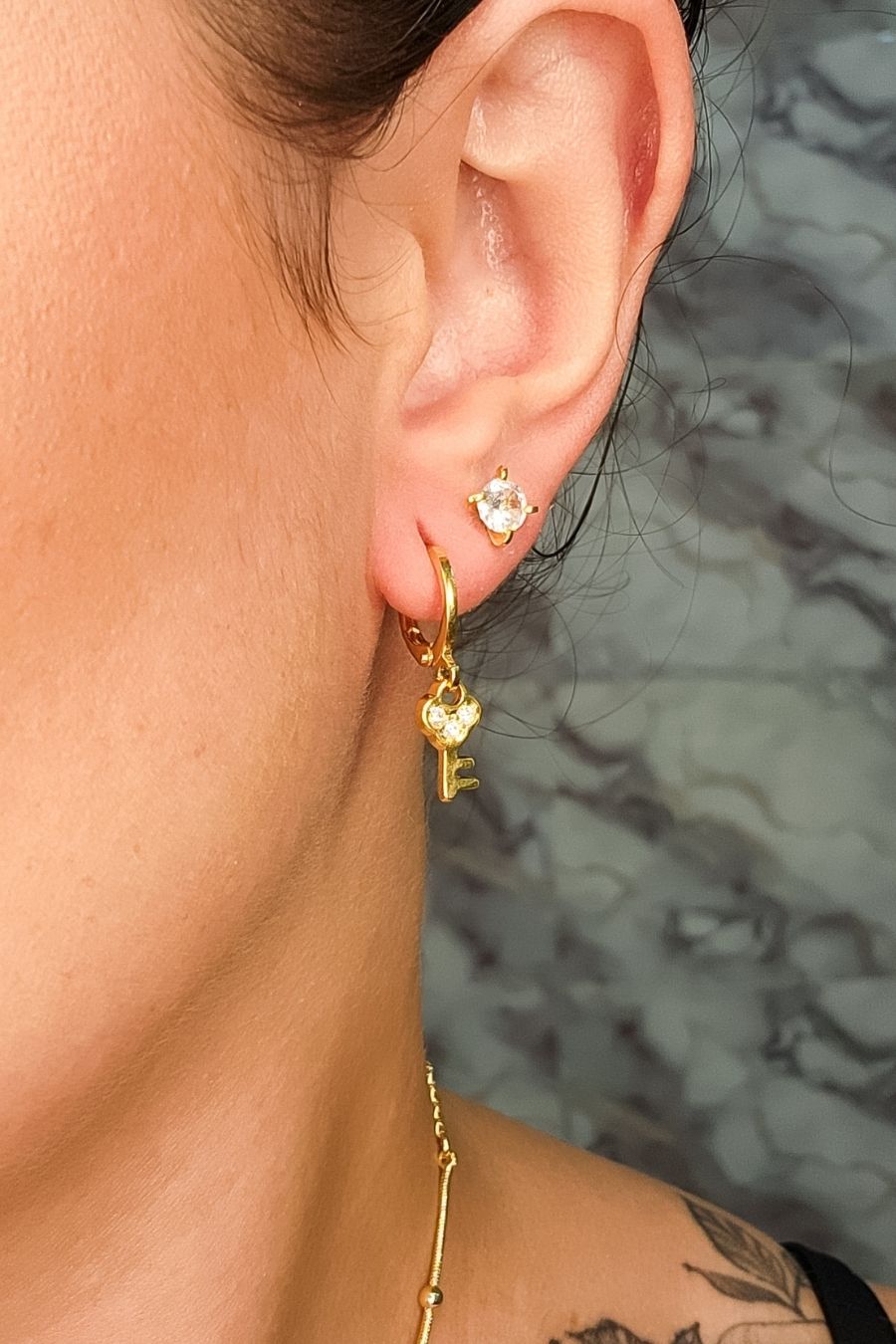 Brinco Argolinha com Chave Banhado em Ouro 18k (BR0055)