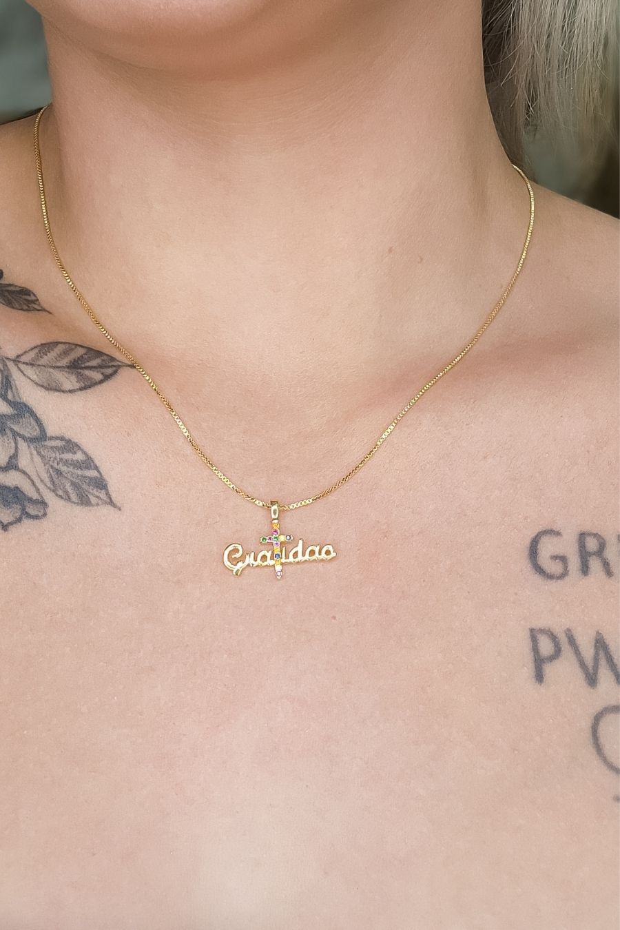 Colar Pingente Gratidão Cruz Colorida Banhado em Ouro 18k (CL0103)