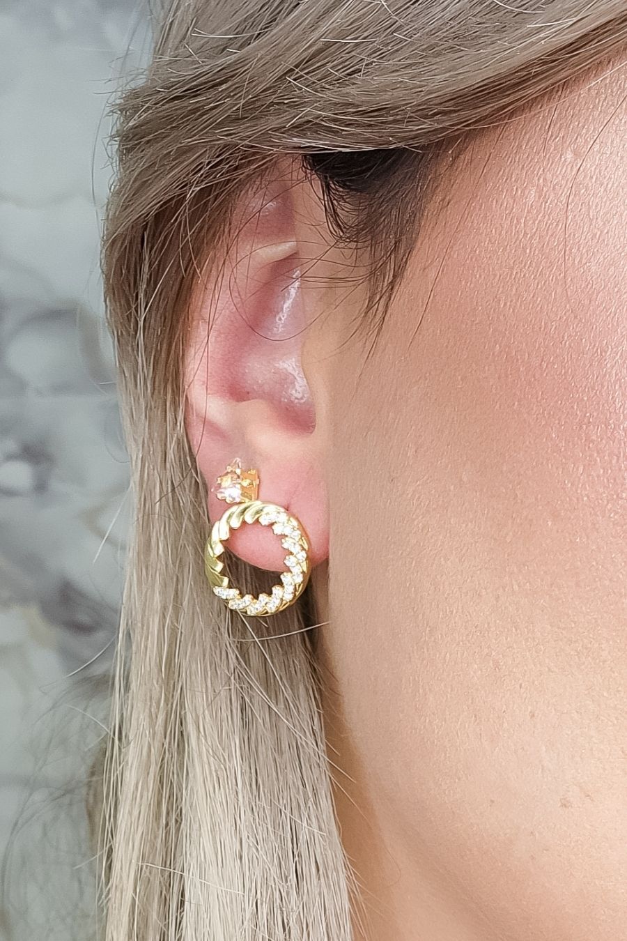 Brinco Aro Torcido Cravejado com Zircônia Banhado em Ouro 18k (BR0277)