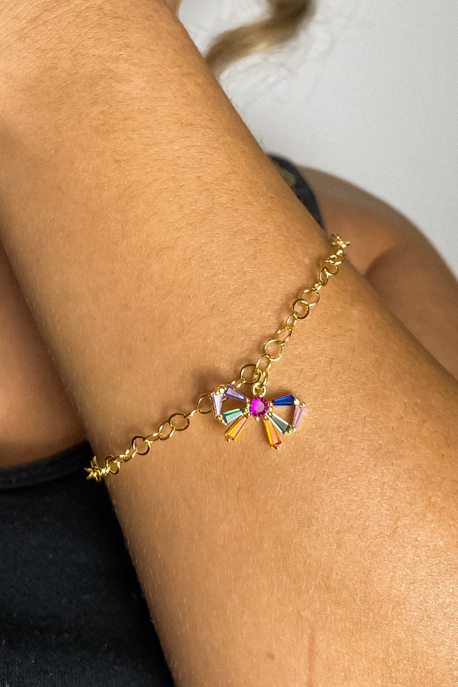 Pulseira Com Laço De Zircônias Coloridas Banhado em Ouro 18k (PL0070)