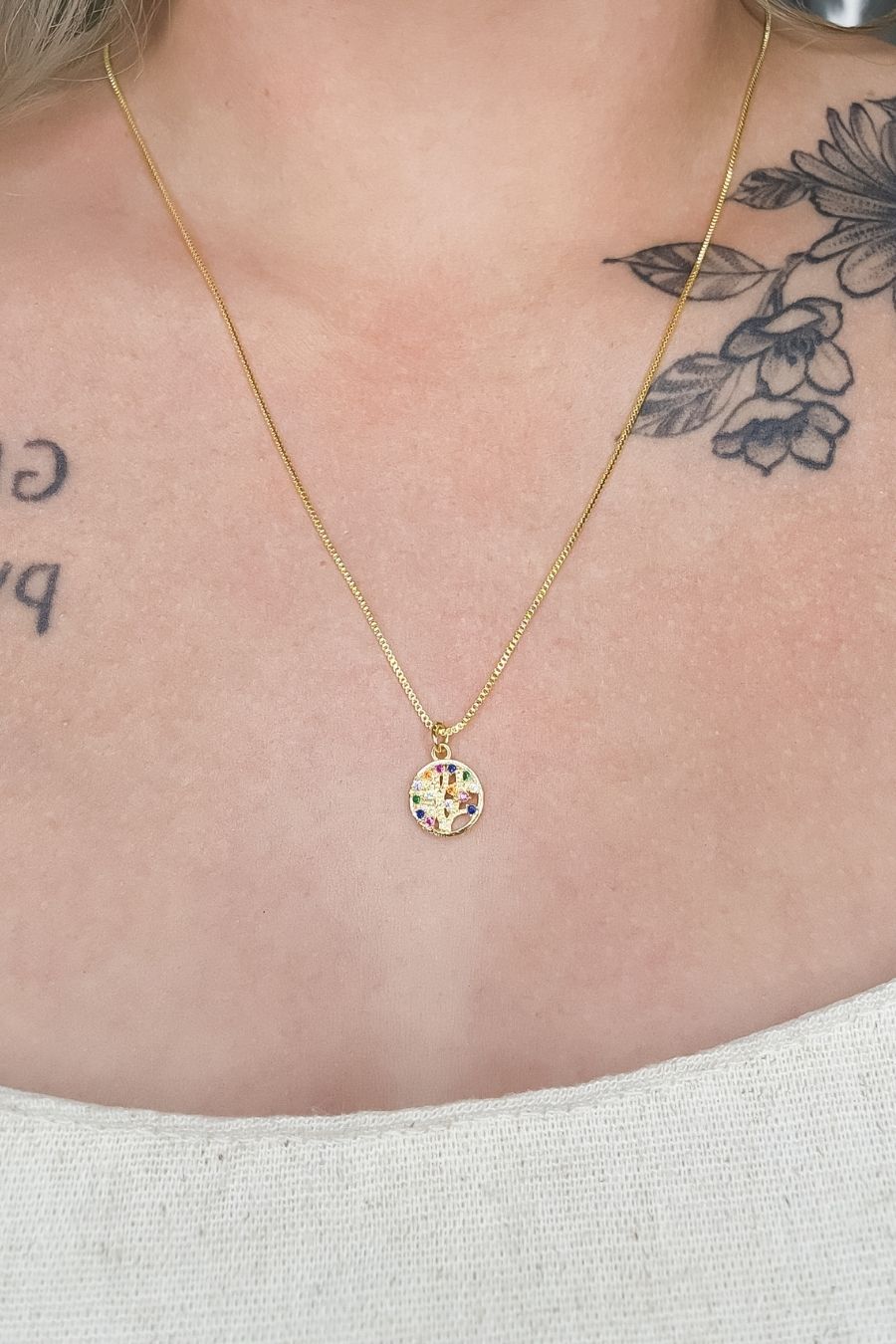 Colar Com Pingente Pequeno Em Circulo Com Árvore Da Vida Com Zircônias Coloridas Banhado em Ouro 18k (CL0136)
