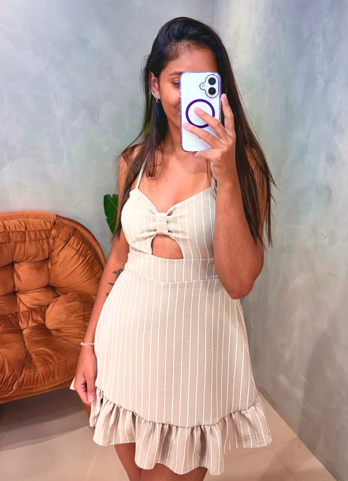 Macaquinho Vestido em Crepe de Alça com Amarração e Babado Edlaine Ref. 1862 (12345670018924258070)